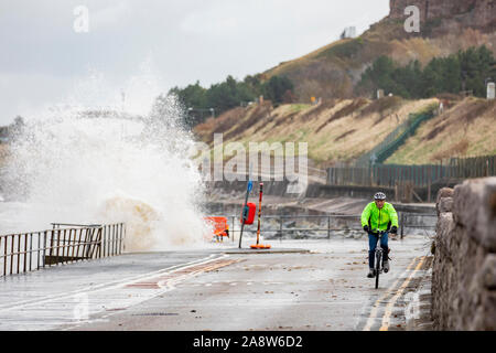 Colwyn Bay, North Wales, UK. 11. November 2019 UK Wetter. Nass und windig An für viele heute mit gefährlichen Bedingungen auf die Küstengebiete mit hohen Gezeiten verursachen riesige Wellen wie in Colwyn Bay im Norden von Wales Credit gesehen: DGDImages/Alamy leben Nachrichten Stockfoto