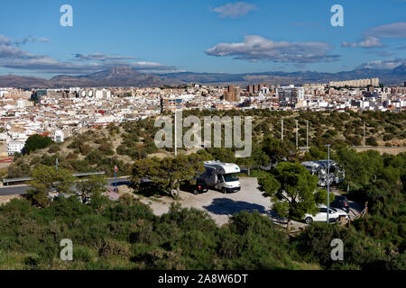 Ein Blick von der Burg Santa Barbara, Alicante über den Parkplatz auf der Straße zur Burg und suchen. Stockfoto