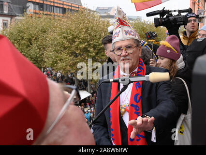 Mainz, Deutschland. 11 Nov, 2019. Reinhard Urban, Präsident der Mainzer Carneval-Verein (MCV), liest die "närrischen Grundgesetze' auf dem Balkon des Osteiner Hof. Traditionell jedes Jahr die "närrischen Grundgesetze" mit ihren elf Artikeln für die Narren Freiheit sind am 11.11. um 11:11 Uhr in Mainz. Credit: Silas Stein/dpa/Alamy leben Nachrichten Stockfoto