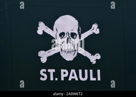 St. Pauli - Logo, Wappen auf Anzeiger, Fußball 2. 1. Fussballbundesliga, 13. Spieltag, Spieltag 13, FC St. Pauli Hamburg Hamburg (Pauli) - VfL Bochum (BO) 1:1, am 08.11.2019 in Hamburg/Deutschland. DFL VERORDNUNG PROHIBES JEDE VERWENDUNG VON Fotografien als BILDSEQUENZEN UND/ODER QUASI VIDEO. vǬ | Verwendung weltweit Stockfoto