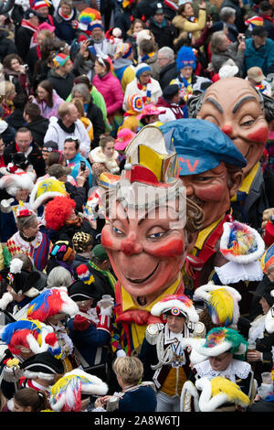 Mainz, Deutschland. 11 Nov, 2019. Die 'Mainzer Schwellköpp" klicken Sie sich durch die Menge zu feiern Narren vor der Verkündigung des törichten grundlegende Gesetze. Traditionell jedes Jahr die "närrischen Grundgesetze" mit ihren elf Artikeln für die Narren Freiheit sind am 11.11. um 11:11 Uhr in Mainz. Credit: Silas Stein/dpa/Alamy leben Nachrichten Stockfoto