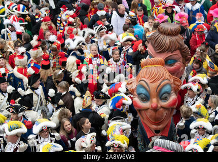 Mainz, Deutschland. 11 Nov, 2019. Die 'Mainzer Schwellköpp" klicken Sie sich durch die Menge zu feiern Narren vor der Verkündigung des törichten grundlegende Gesetze. Traditionell jedes Jahr die "närrischen Grundgesetze" mit ihren elf Artikeln für die Narren Freiheit sind am 11.11. um 11:11 Uhr in Mainz. Credit: Silas Stein/dpa/Alamy leben Nachrichten Stockfoto