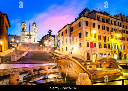 Rom, Italien. Brunnen der Boot (Fontana della Barcaccia) am Spanischen Platz (Piazza di Spagna) an der Unterseite der Spanischen treppen Wahrzeichen Desig Stockfoto