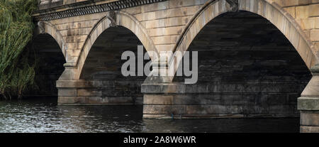 Die Serpentine Brücke in Kensington Gardens, London, UK. Stockfoto