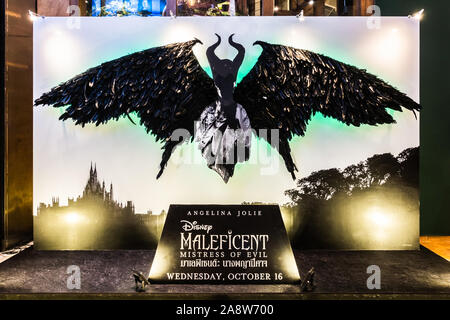 Bangkok, Thailand - Okt 1, 2019: malefiz: Herrin des Bösen film Plakat Hintergrund Anzeige im Kino. Film Werbung Konzept Stockfoto