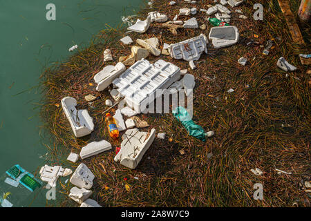 Kunststoffabfälle im Hafen Wasser Stockfoto