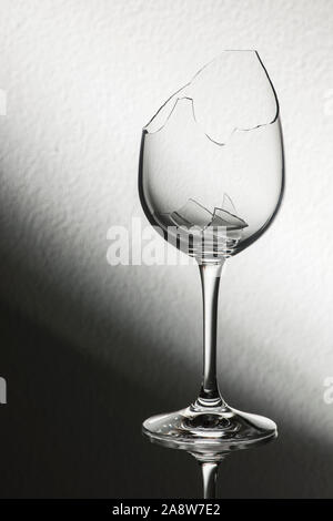 Studio Nahaufnahme einer zerbrochenen Glas Wein mit zerbrochenen Fragmenten vor diagonale Hintergrund. Stockfoto