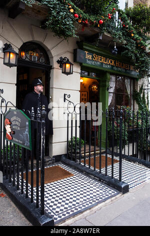 LONDON, Großbritannien - 29 Dezember, 2018: ein Polizist am Eingang des Sherlock Holmes Museum, an der mythischen 221B Baker Street in London, Vereinigtes König Stockfoto