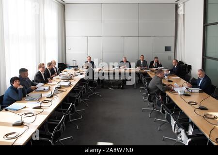 Dresden, Deutschland. 11 Nov, 2019. Die Teilnehmer der ersten Sitzung der Wahl Prüfungskommission sitzen auf ihren Plätzen im Sächsischen Landtag. Der Ausschuss beschäftigt sich mit Beschwerden gegen die Landtagswahl vom 1. September 2019. Credit: Sebastian Kahnert/dpa-Zentralbild/dpa/Alamy leben Nachrichten Stockfoto