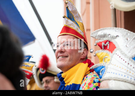 Mainz, Deutschland. 11 Nov, 2019. Michael Ebling (SPD), Oberbürgermeister der Stadt Mainz, steht auf dem Balkon des Osteiner Hof während der Lesung des "närrischen Grundgesetze'. Traditionell jedes Jahr die "närrischen Grundgesetze" mit ihren elf Artikeln für die Narren Freiheit sind am 11.11. um 11:11 Uhr in Mainz. Credit: Silas Stein/dpa/Alamy leben Nachrichten Stockfoto