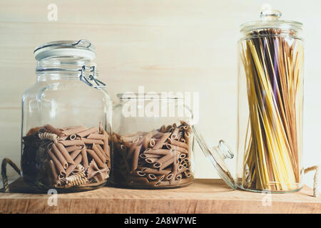Italienisches Essen, Vollkornnudeln und Spaghetti in Gläsern Stockfoto