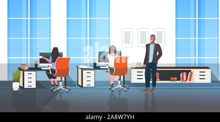 Männlichen Chef zu Fuß durch die Büro- und Controlling weibliche Arbeitnehmer am Arbeitsplatz Moderne Schrankinneren Skizze voller Länge horizontale Vektor illustration Sitzen Stock Vektor