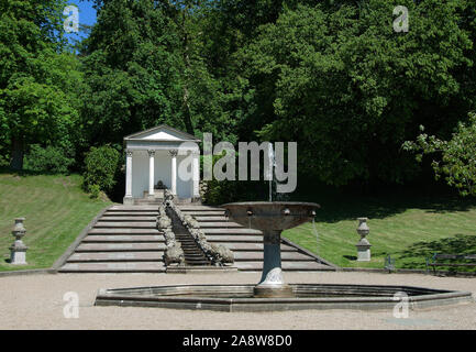 Kleine Brunnen mit Wasserfall, ein achteck Pool in Schloss Gottorf barocken Gärten in Schleswig Holstein (umfangreiche Restaurierung (2005) Stockfoto