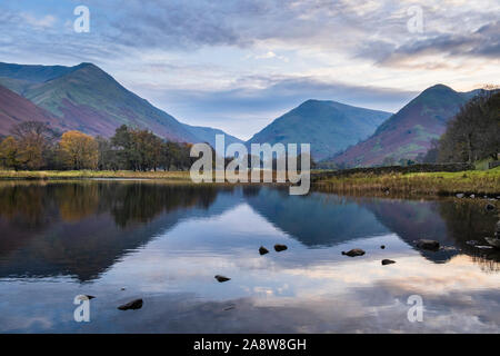 Brüder Wasser Tarn im englischen Lake District die Hügel/Fells sind Hartsop Dodd, Mitte Dodd und hohe hartsop Dodd mit kirkstone Pass in der Mitte Stockfoto