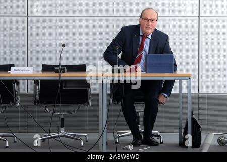 Dresden, Deutschland. 11 Nov, 2019. Norbert Mayer (AfD), Mitglied des Landtags, kommt in die erste Sitzung des Wahlausschusses im Sächsischen Landtag. Der Ausschuss beschäftigt sich mit Beschwerden gegen die Landtagswahl vom 1. September 2019. Credit: Sebastian Kahnert/dpa-Zentralbild/dpa/Alamy leben Nachrichten Stockfoto