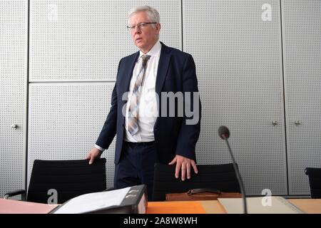 Dresden, Deutschland. 11 Nov, 2019. Roland Walter Hermann Ulbrich (AfD), Mitglied des Landtags, kommt in die erste Sitzung des Wahlausschusses im Sächsischen Landtag. Der Ausschuss beschäftigt sich mit Beschwerden gegen die Landtagswahl vom 1. September 2019. Credit: Sebastian Kahnert/dpa-Zentralbild/dpa/Alamy leben Nachrichten Stockfoto