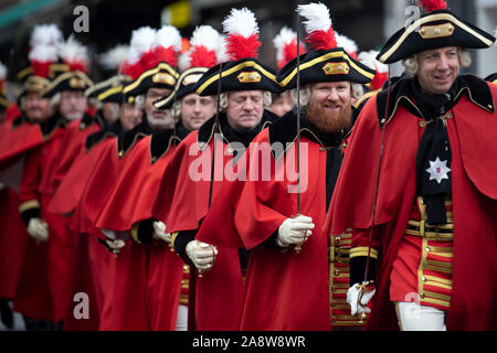 Düsseldorf, Deutschland. 11 Nov, 2019. Verkleidete Narren werden vor dem Rathaus. In Deutschlands Karnevalshochburgen Die närrischen Zeit beginnt am 11.11. um 11:11 Uhr. Credit: Federico Gambarini/dpa/Alamy leben Nachrichten Stockfoto