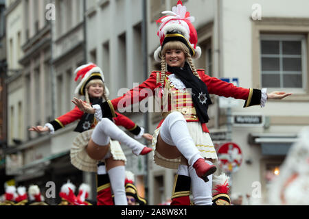 Düsseldorf, Deutschland. 11 Nov, 2019. Verkleidete Narren werden vor dem Rathaus. In Deutschlands Karnevalshochburgen Die närrischen Zeit beginnt am 11.11. um 11:11 Uhr. Credit: Federico Gambarini/dpa/Alamy leben Nachrichten Stockfoto