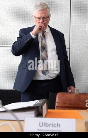 Dresden, Deutschland. 11 Nov, 2019. Roland Walter Hermann Ulbrich (AfD), Mitglied des Landtags, kommt in die erste Sitzung des Wahlausschusses im Sächsischen Landtag. Der Ausschuss beschäftigt sich mit Beschwerden gegen die Landtagswahl vom 1. September 2019. Credit: Sebastian Kahnert/dpa-Zentralbild/dpa/Alamy leben Nachrichten Stockfoto