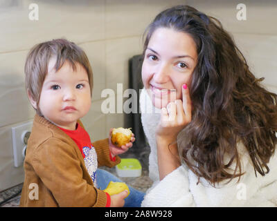 Er Kind isst eine Birne. Baby und Mutterschaft. Gesunde Ernährung Vitamine und Früchte für Kinder Stockfoto