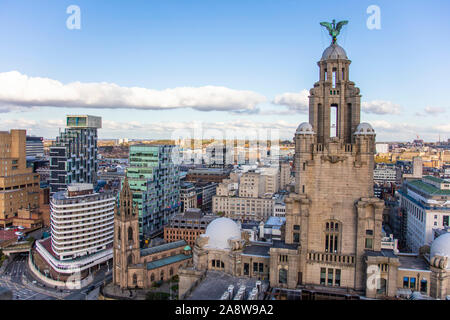Liverpool, Großbritannien - 30. Oktober 2019: Hohe Luftaufnahme der Royal Liver Building und Liverpool City Skyline Stockfoto