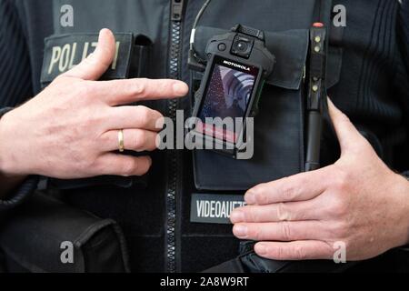 Dresden, Deutschland. 11 Nov, 2019. Polizeichef Ronny Forke wird erläutert, wie eine Bodycam während einer Pressekonferenz am Hauptbahnhof. Am gleichen Tag, dem Bundesamt für Polizei in Mitteldeutschland start über Bodycam in regelmäßigen Betrieb. Credit: Sebastian Kahnert/dpa-Zentralbild/dpa/Alamy leben Nachrichten Stockfoto