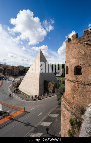 Rom. Italien. Ansicht der Piramide di Cestio (Pyramide des Cestius, gebaut Ca. 18 - 12 v. Chr.), Grab von Gaius Cestius, Magistrat und Mitglied des Septemviri Stockfoto