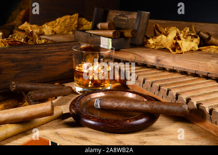 Zigarren und Whiskys auf hölzernen Hintergrund Stockfoto