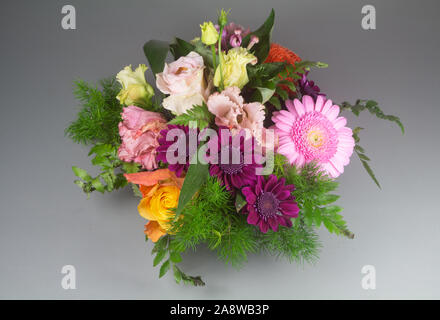 Blumen Anordnung mit Rosen und Gerbera Stockfoto