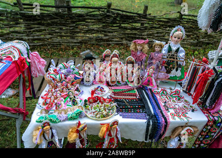 Szombathely, Ungarn - 11.09.2019: Traditionelle Ungarische souvenir Puppen auf einem nationalen Markt Stockfoto