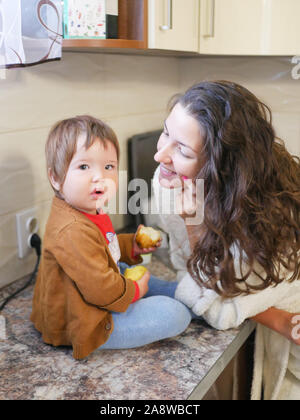 Er Kind isst eine Birne. Baby und Mutterschaft. Gesunde Ernährung Vitamine und Früchte für Kinder Stockfoto