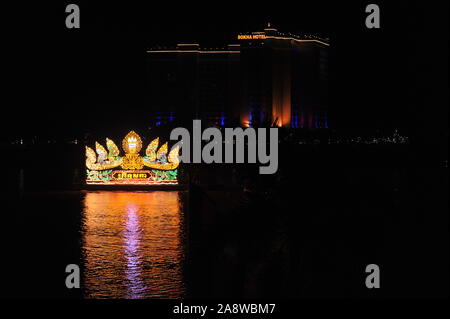 Eine beleuchtete float wirft seine Reflexion über den Tonle Sap Fluss während der Kambodschanischen Water Festival, Phnom Penh, Kambodscha. © kraig Lieb Stockfoto