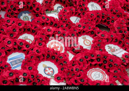 Aberdeen, Schottland, 10. November 2019: Poppy Kränze auf der Schoolhill Kriegerdenkmal in Aberdeen während der jährlichen Erinnerung Tag der Zeremonie. Stockfoto