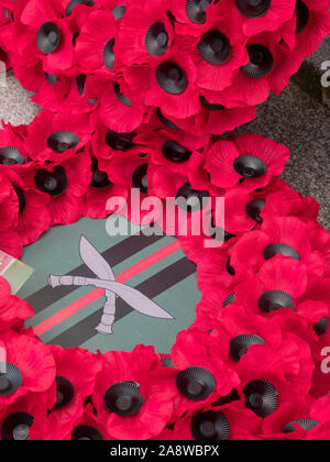 Aberdeen, Schottland, 10. November 2019: Gurkha Mohn Kranz auf der Schoolhill Kriegerdenkmal in Aberdeen während der jährlichen Erinnerung Tag der Zeremonie. Stockfoto