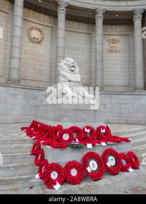 Aberdeen, Schottland, 10. November 2019: Poppy Kränze auf der Schoolhill Kriegerdenkmal in Aberdeen während der jährlichen Erinnerung Tag der Zeremonie. Stockfoto