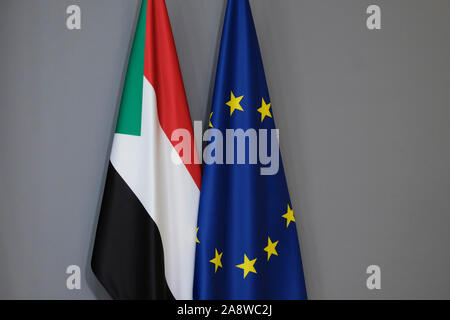 Brüssel, Belgien. 11. November 2019. Flaggen der Europäischen Union und Sudan stand auf der EU-Hauptquartier. Credit: ALEXANDROS MICHAILIDIS/Alamy leben Nachrichten Stockfoto