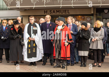 Southend On Sea, Großbritannien. 11 Nov, 2019. Menschen versammeln sich die beiden schweigeminute bei 11 zu beobachten für Armistice Day, 2019 bin, an der Spitze des Southend High Street. Credit: Penelope Barritt/Alamy leben Nachrichten Stockfoto