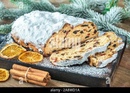 Stollen - ein traditionelles deutsches Brot während der Weihnachtszeit gegessen Stockfoto