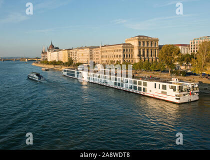 Donau, Ungarische Akademie der Wissenschaften Gebäude und große Fluss Kreuzfahrt Schiff. Pest, Budapest Stockfoto