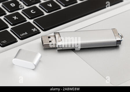 Eine Silver USB-Flash Drive mit einem Laptop. Stockfoto