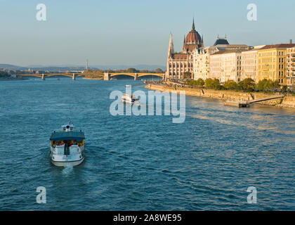 Fluss Pkw Boot flussaufwärts in Richtung der Ungarischen Parlament reisen. Budapest Stockfoto