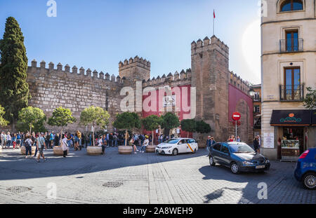 SEVILLA, SPANIEN - ca. Oktober 2019: Plaza del Triunfo und Real Alcazar von Sevilla in Andalusien, Spanien Stockfoto
