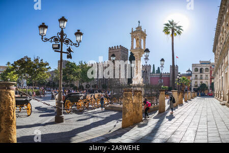SEVILLA, SPANIEN - ca. Oktober 2019: Plaza del Triunfo und Real Alcazar von Sevilla in Andalusien, Spanien Stockfoto