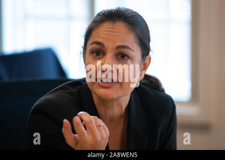 Liberale Londoner Bürgermeisterkandidat, Siobhan Benita, bei einem Besuch in WhiteHat in London, ein tech Start-up gegründet, Menschen zu helfen, Lehrstellen zugreifen. Stockfoto