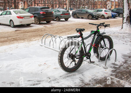 Fahrrad mit breiten Gummi auf dem Parkplatz in der Nähe der Speicher in der Stadt im Winter schließen. Stockfoto