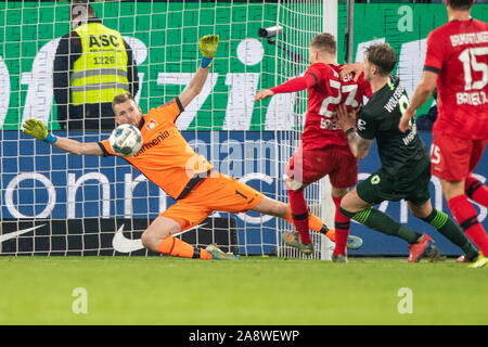 Torwart Lukas HRADECKY (links, LEV) und withchell Weiser (mi., LEV) versus Wout WEGHORST (WOB), Action, Kampf um den Ball, Fußball 1. 1. Fussballbundesliga, 11. Spieltag VfL Wolfsburg (WOB) - Bayer 04 Leverkusen (LEV) 0:2, am 10.11.2019 in Wolfsburg/Deutschland. € | Nutzung weltweit Stockfoto