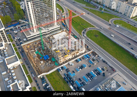 Luftaufnahme von einer Baustelle in einem Wohngebiet der Stadt in der Nähe der Autobahn Stockfoto