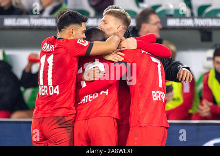 Wolfsburg, Deutschland. 10 Nov, 2019. goaljubel von WENDELL (links, LEV), Moussa DIABY (2. von links, LEV), withchell Weiser (2. von rechts nach links, LEV) und Torhüter PAULINHO (LEV) nach dem Ziel machen es 2-0 für Bayer 04 Leverkusen, halb Bild, halb Abbildung, Jubel, Jubel, Jubeln, Freude, Jubel, Feiern, Fußball 1. 1. Fussballbundesliga, 11. Spieltag VfL Wolfsburg (WOB) - Bayer 04 Leverkusen (LEV) 0:2, am 10.11.2019 in Wolfsburg/Deutschland. € | Nutzung der weltweiten Kredit: dpa/Alamy leben Nachrichten Stockfoto