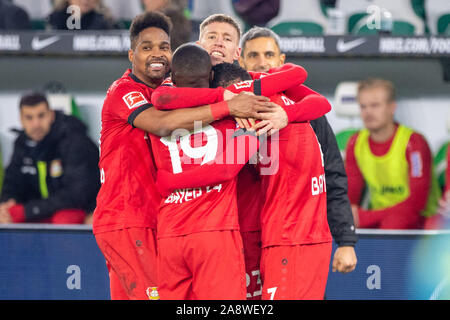 Wolfsburg, Deutschland. 10 Nov, 2019. goaljubel von WENDELL (links, LEV), Moussa DIABY (2. von links, LEV), withchell Weiser (2. von rechts nach links, LEV) und Torhüter PAULINHO (LEV) nach dem Ziel machen es 2-0 für Bayer 04 Leverkusen, halb Bild, halb Abbildung, Jubel, Jubel, Jubeln, Freude, Jubel, Feiern, Fußball 1. 1. Fussballbundesliga, 11. Spieltag VfL Wolfsburg (WOB) - Bayer 04 Leverkusen (LEV) 0:2, am 10.11.2019 in Wolfsburg/Deutschland. € | Nutzung der weltweiten Kredit: dpa/Alamy leben Nachrichten Stockfoto