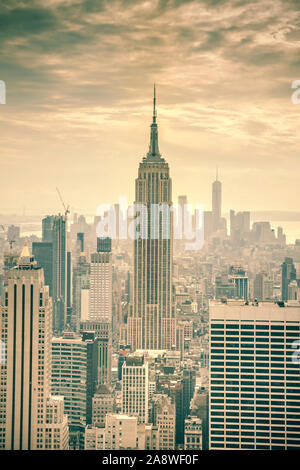 Blick auf New York City und Empire State Building aus dem Rockefeller Center, New York, NY, Vereinigte Staaten von Amerika, USA. Stockfoto